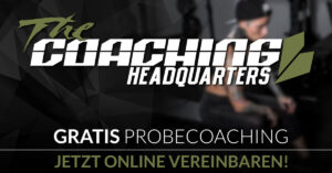 Grafik mit dem Logo von The Coaching Headquarters und dem Text „Gratis Probecoaching – Jetzt online vereinbaren“, vor einem unscharfen Hintergrund aus einem Fitnessstudio.