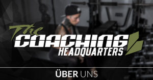 Logo von „The Coaching Headquarters“ vor verschwommenem Fitnessstudio-Hintergrund mit einer sitzenden, tätowierten Person im Gym-Outfit und dem Text „Über uns“ im unteren Bereich des Bildes.